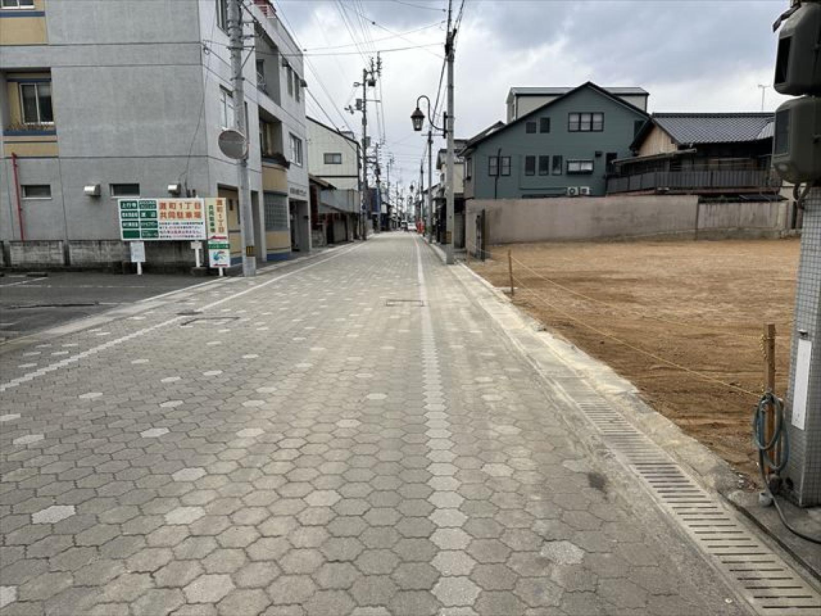 西側前面道
