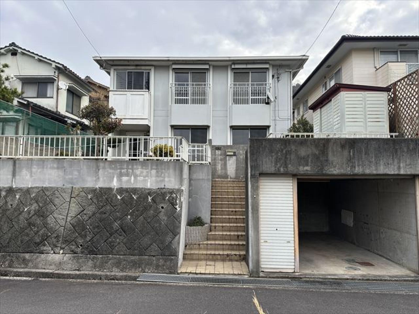 右下部分は駐車場です。