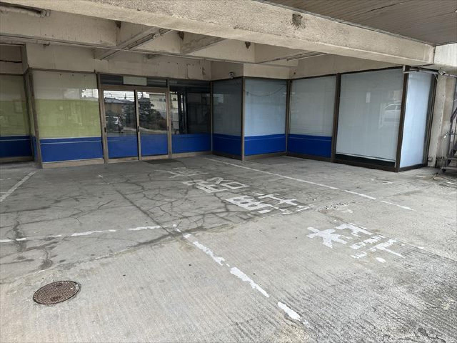 駐車場・玄関入口付近