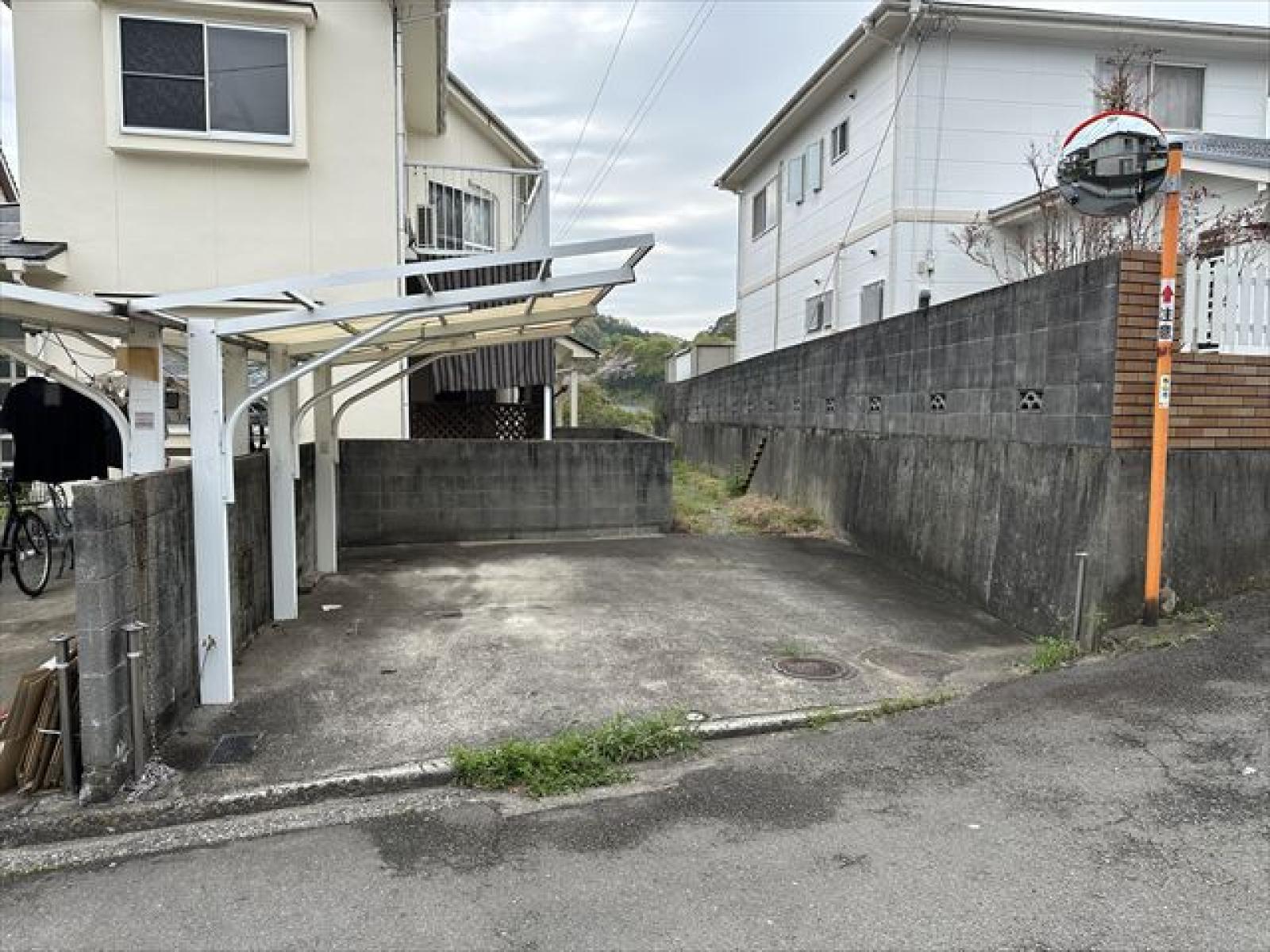 建物は通路の奥