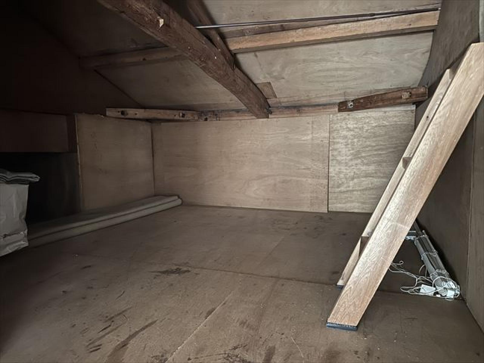 屋根裏収納